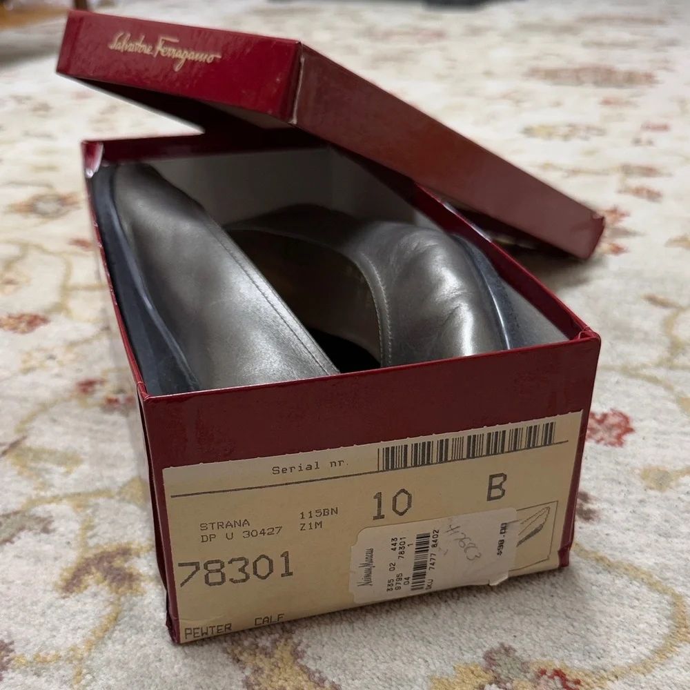 Salvatore Ferragamo Strana style Women's Gray Leather Flats